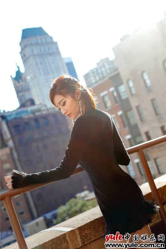 景甜出席纽约时装周看秀 身姿优雅气场全开