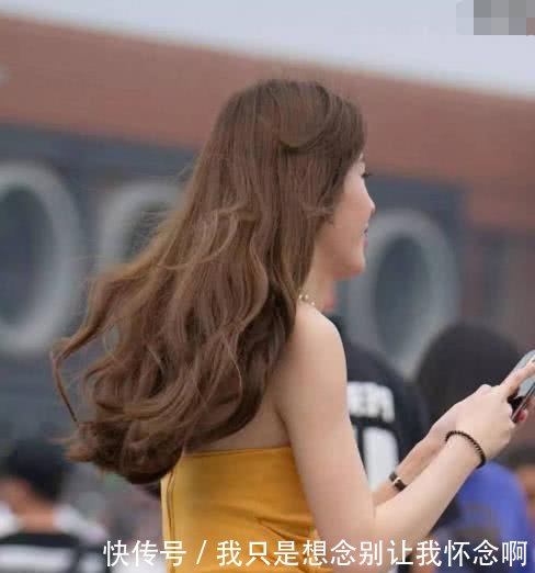 小姐姐抹胸装露香肩锁骨，紧身裤裹出丰腴翘挺的臀部线条