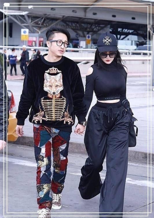 冉莹颖够狠！低腰裤配小背心狂秀小蛮腰，网友：邹市明咋放心的？