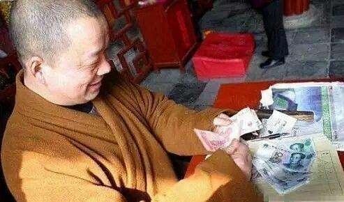 在景区遇到行骗假和尚，手段很简单！却有很多人上过当！