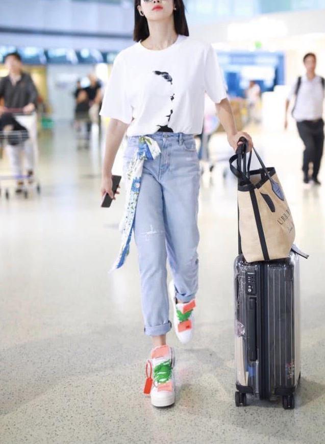 宋茜又不好好穿衣服了 在裤子上别条丝带就出门 网友: 上厕所方便