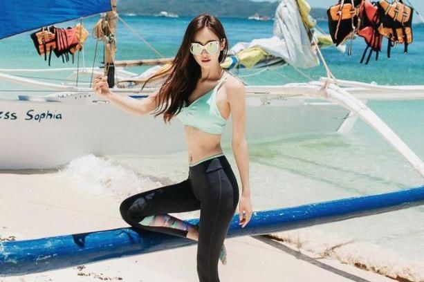 苗条好看的比基尼泳衣美女，秀出纤细腰身，非常有魅力！