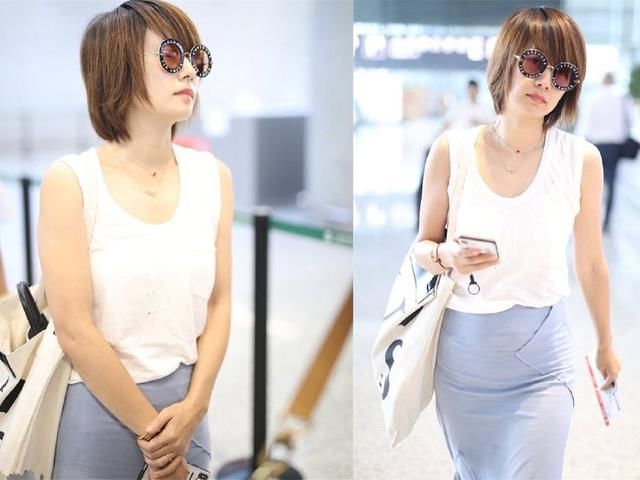 马伊琍放飞自我，机场穿半身裙配拖鞋？这才叫接地气！