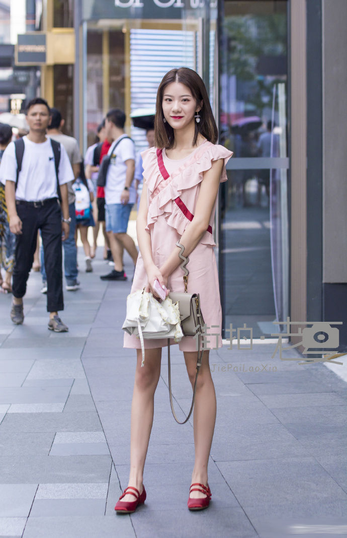 街拍北京:这样的成熟穿搭，看起来很稳重，很有女人味!