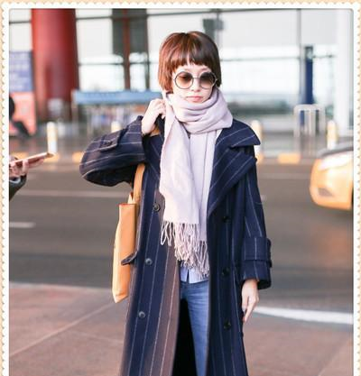 马伊琍现身活动，上半身只穿一件小背心，网友42岁也疯狂！