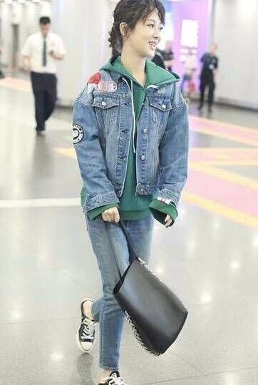 一件显黑的衣服，杨紫穿上身居然会白到反光!网友:底子好!