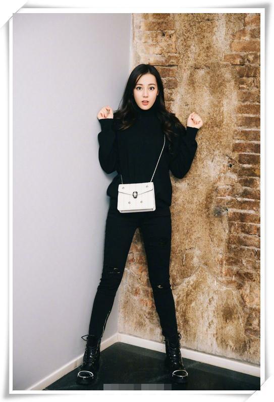 当孙艺珍穿印花裙撞衫迪丽热巴，网友：终于相信微胖才是最美身材