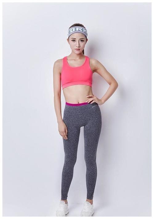 美拍：紧身裤展现出青春时尚的身材，衬托女人婀娜多姿的曲线！