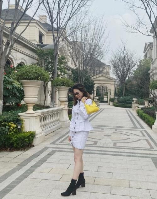 「奔四」奔四女人“装嫩”穿搭,简约时尚又减龄,时髦精致又有女人味