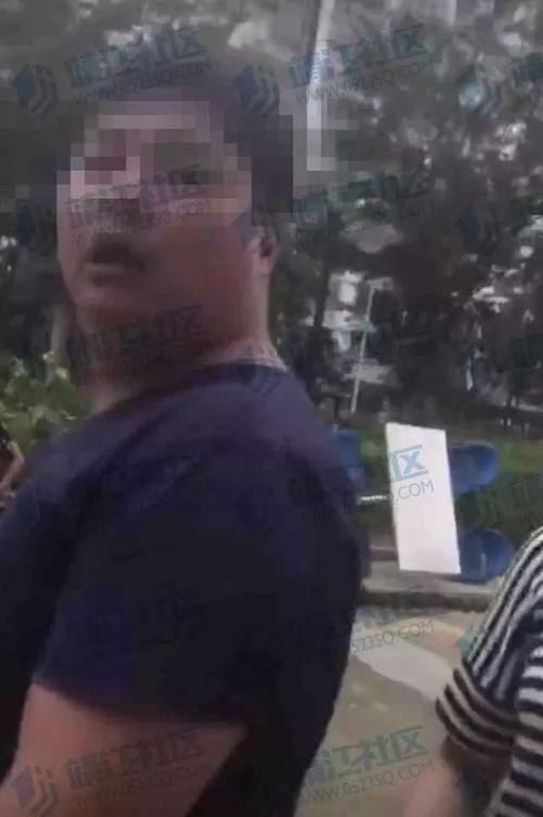昨靖江“争抢小蓝车”事件引网友众怒 拍摄者遭某男上门谩骂 当事
