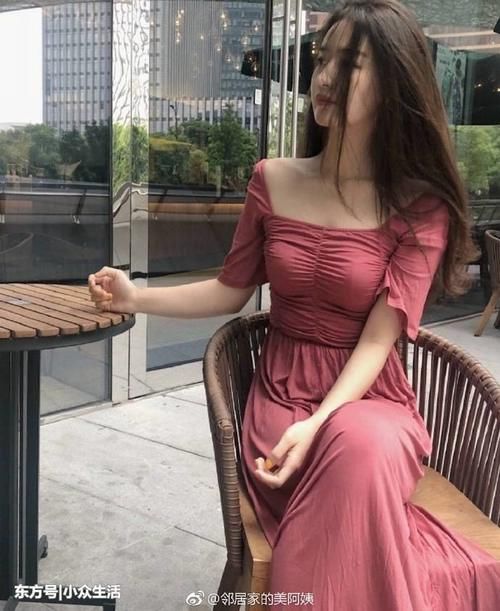 街拍：大红紧身裙穿出玲珑有致，小姐姐俏皮眨眼电到我了!