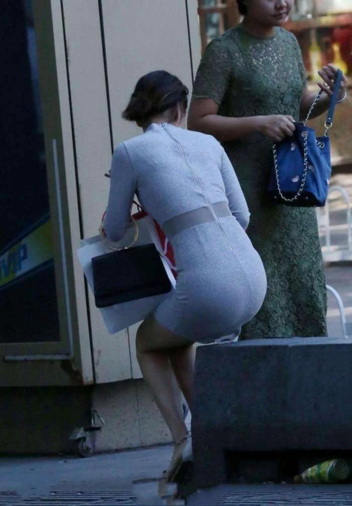 街拍:穿紧身包臀裙的辣妈,挡不住的好身材