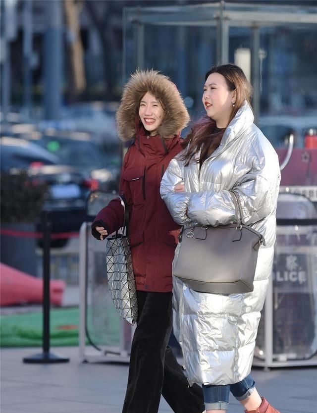  冬季：冬季的羽绒服，选择长款还是短款，时尚姑娘有自己的搭配技巧