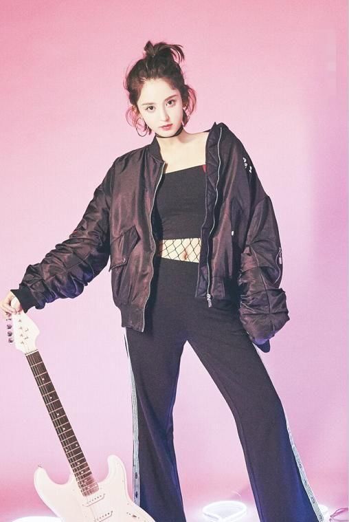 皮肤■有一种美的违规叫娜扎露香肩,皮肤光滑似牛奶,美的让人心动