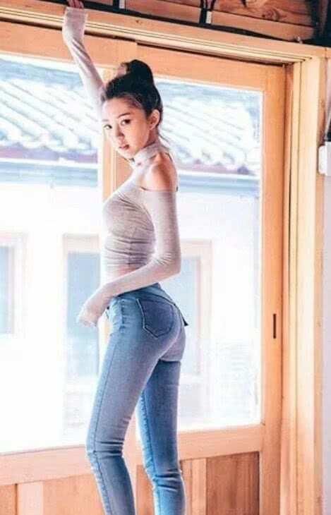  优雅|街拍：牛仔裤极易修饰腿部线条，让小姐姐拥有优雅女神身材