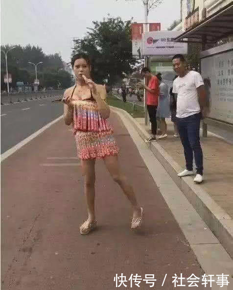 女子穿着冰棒连衣裙出门, 旁边小伙恨不得眼睛伸进去看, 女子一句