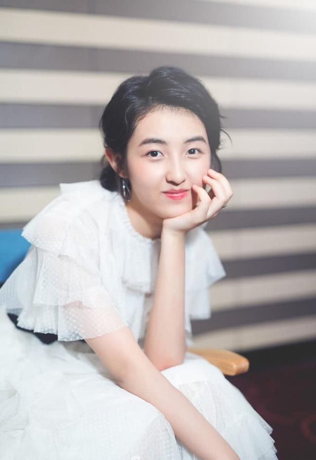 17岁张子枫终于穿对了一回！蛋糕裙亮丽俏皮，撞衫吴昕也毫不逊色