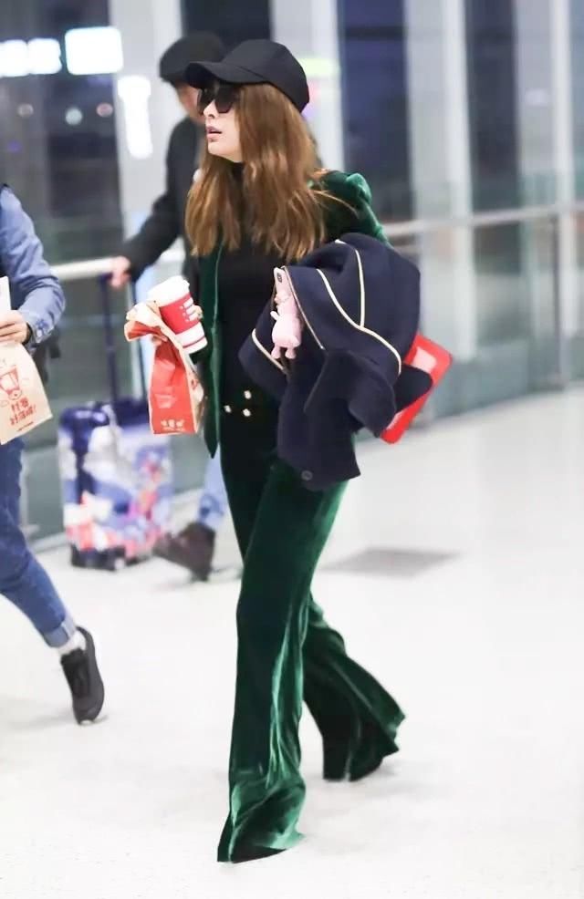 吴昕穿牛仔裤现身，脚却踩一双10元的拖鞋，网友：要不要这么搞笑