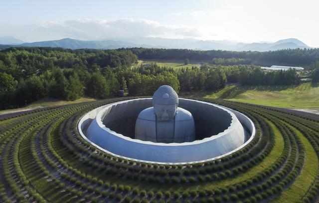 著名建筑师安藤忠雄设计了一座壮观的寺庙 佛陀山