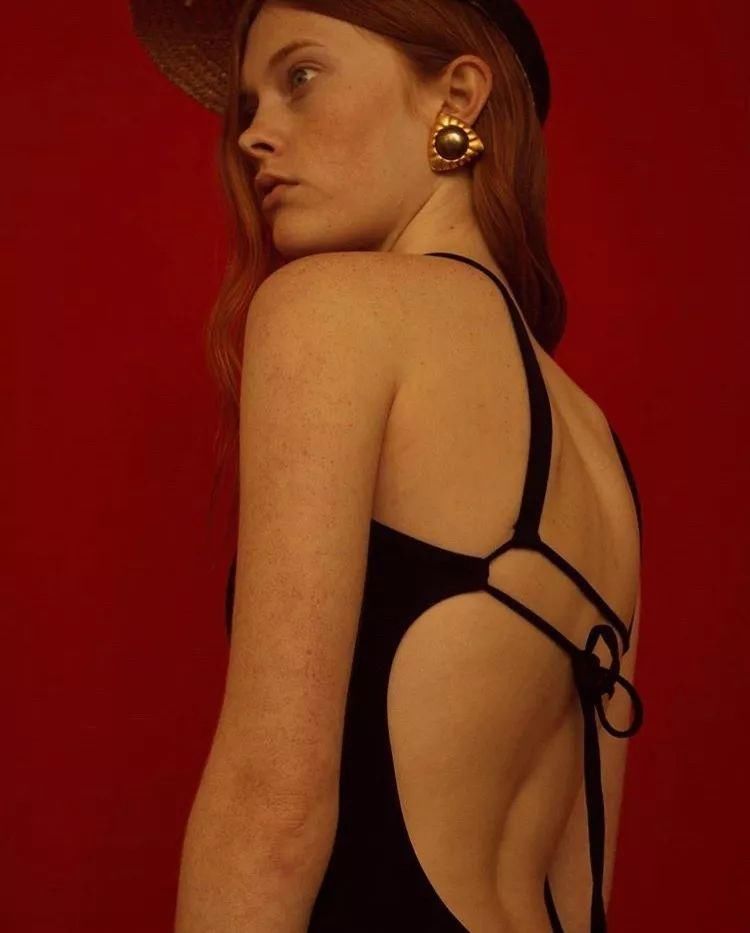 高级的泳衣，一定是纯色的!