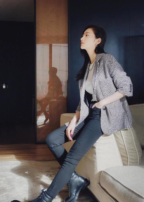 [景甜选择的是一]景甜要不要这么撩！皮衣配网格波点裙真高级，不愧是“富贵花”