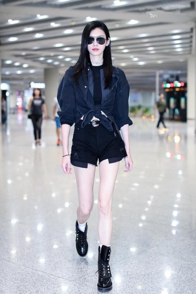 奚梦瑶穿裙子真大胆，短到只能遮住大腿根，网友：坐下都不方便吧