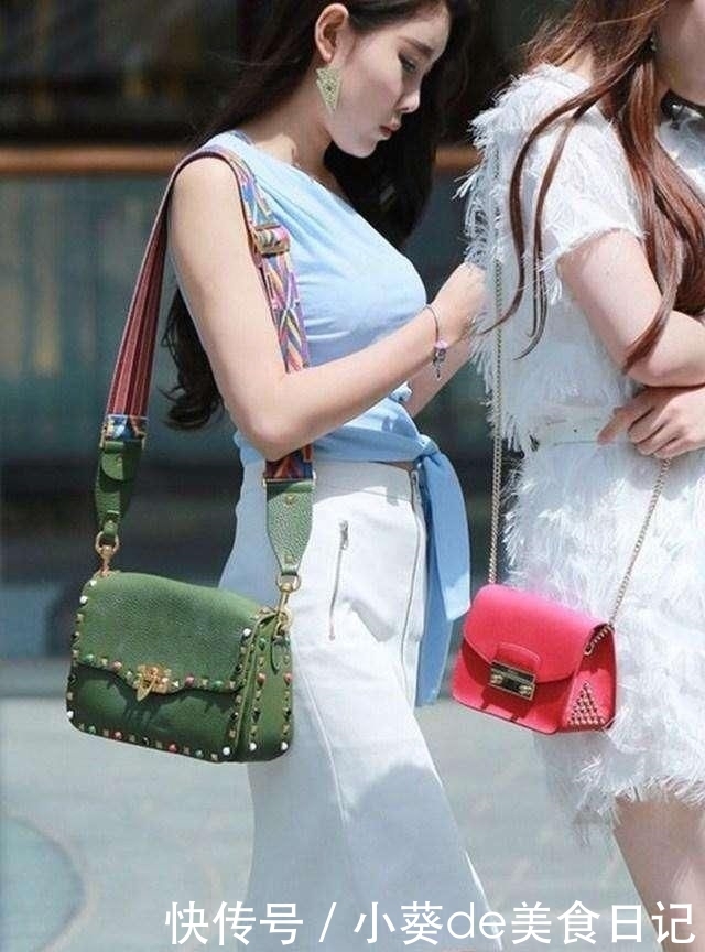  『美女』街拍:小姐姐穿着紧身运动裤，清纯活泼的气息，尽显运动美感