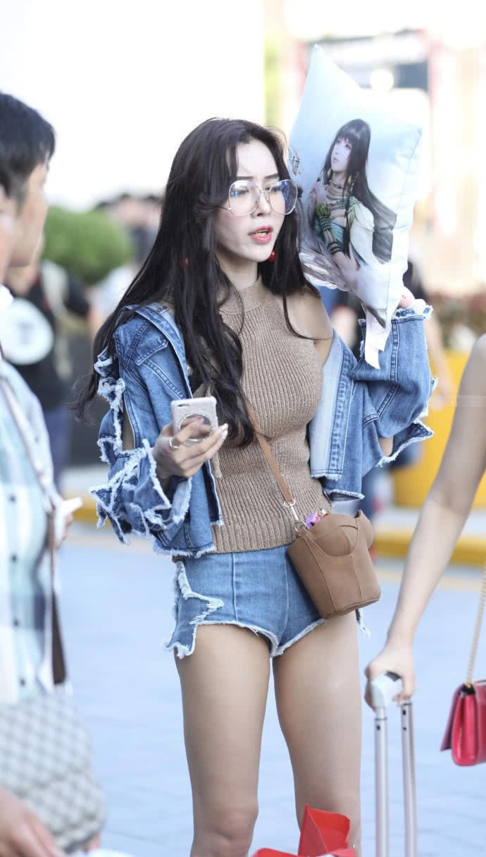 最美的牛仔短裤长腿女孩，惊艳了时光的清纯女神，单肩包包说明了