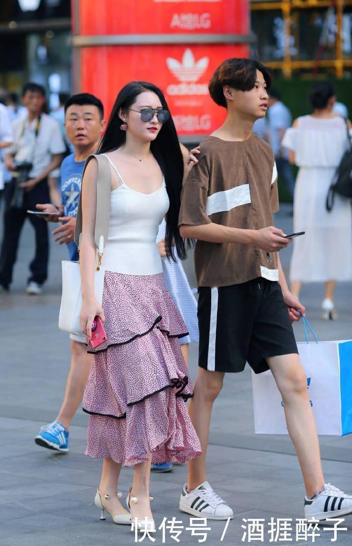  『性感』街拍：小姐姐清凉的搭配，性感妖媚有女人味！