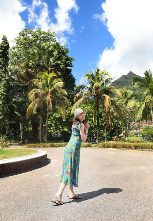 热巴铅笔裤秀美腿，放飞自我秒变“女逗比”，网友：颜值一般真撑