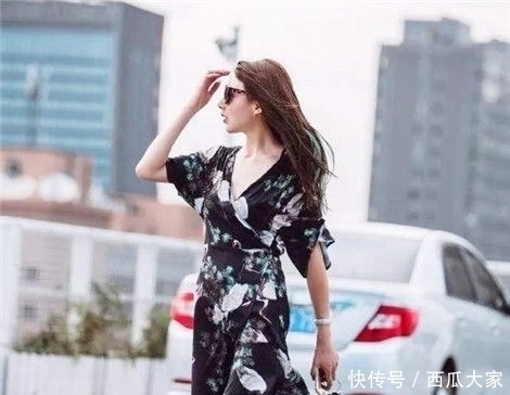 #身穿#街拍高颜值的小美女,身穿黑色蕾丝,实在甜美