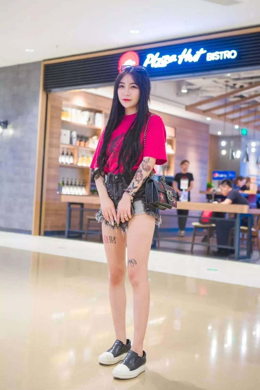 路人街拍：小姐姐精致的穿搭与窈窕的身材，是这个季节最美的风景