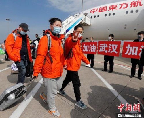  神山@上海第八批驰援武汉医疗队乘包机前往武汉 支援雷神山医院