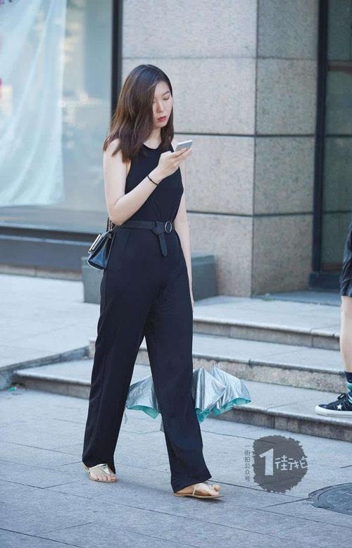 街拍：微胖身材的小姐姐，清凉搭配秀出的身材，别有一番风情！