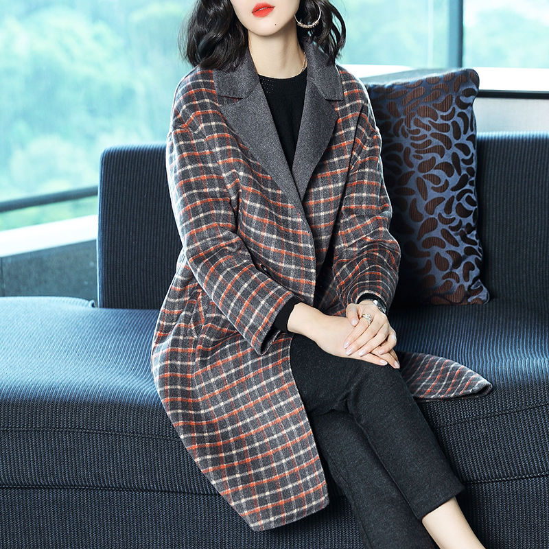 别再买羽绒服了，又贵又土!今年流行双面绒大衣，保暖又便宜