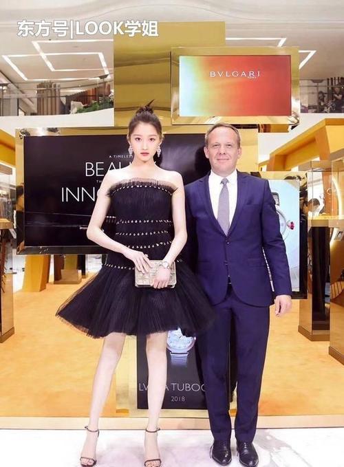 关晓彤真会穿，抹胸裙惊艳全场，网友：“腿精”无疑了