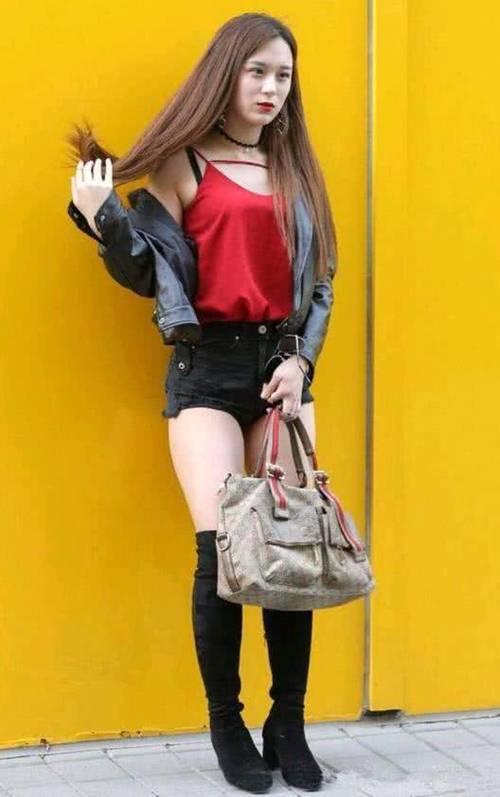 夏天的搭配别有一番韵味，街头小姐姐都是时尚达人！