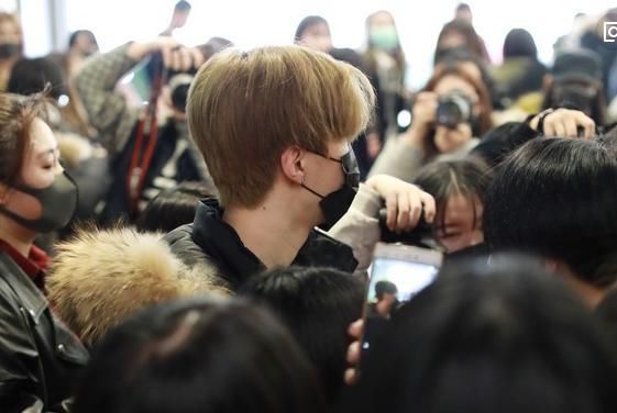 粉丝接机内幕价格被扒出，袁立发文讽刺:晕倒的直接给200!