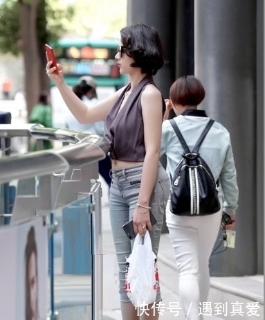 『美女』路人街拍,短发气质小姐姐,浅灰衣配搭牛仔裤让身形完美靓丽!