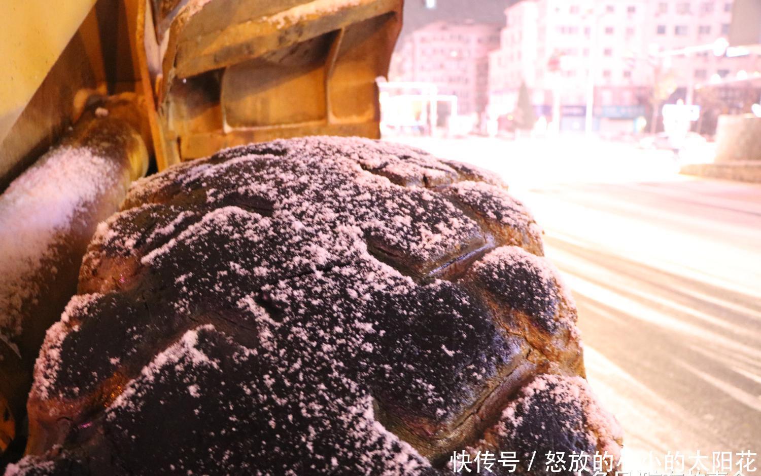 组图： 山东“雪窝子”烟台的夜间雪景, 看看是啥样