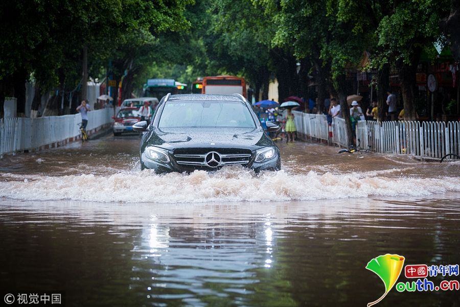 台风 艾云尼 致广州暴雨 多处水浸街_【快资讯