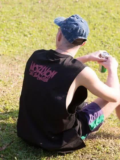 为什么女生穿背心很性感，男生穿就像老大爷!