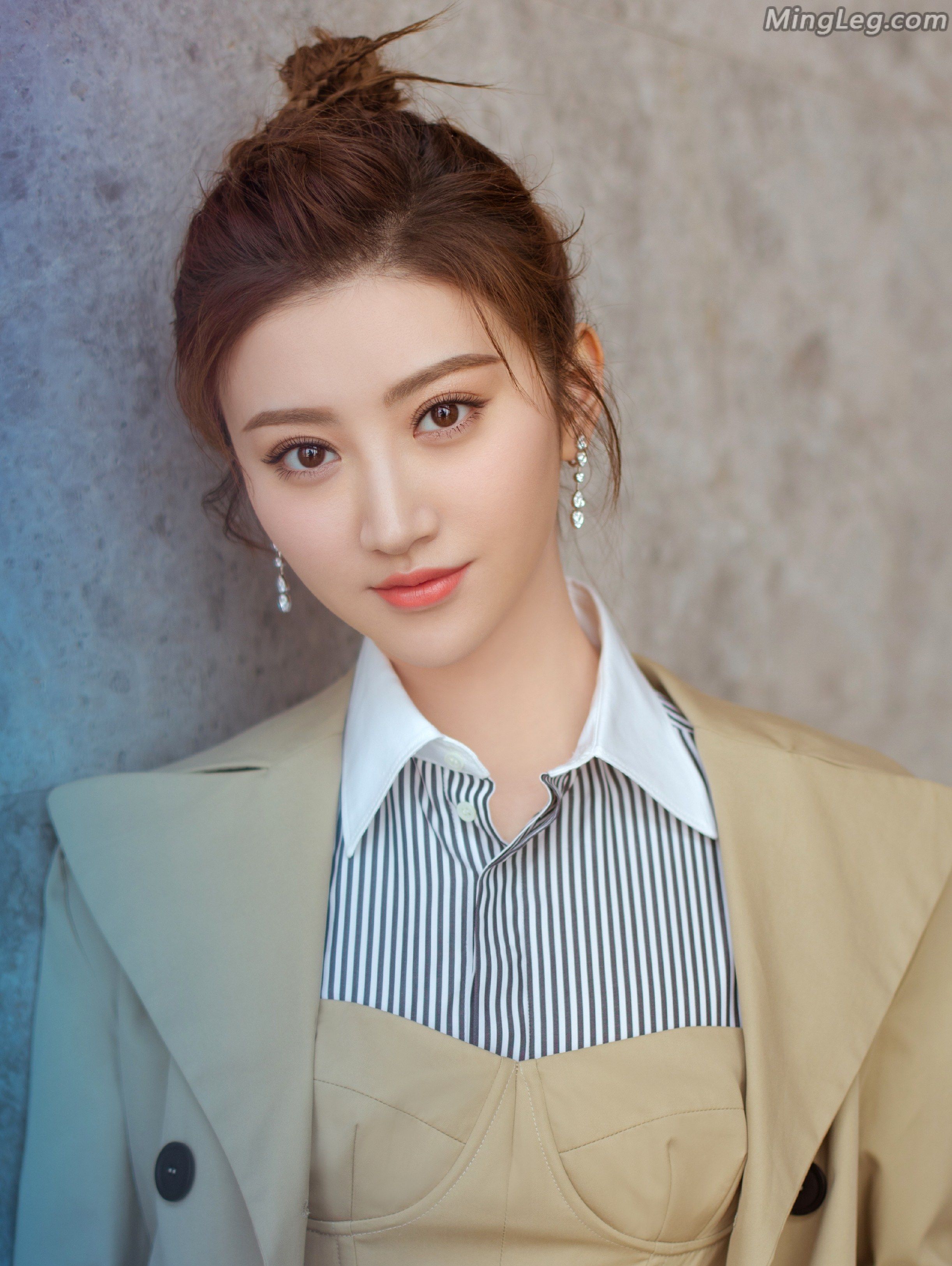 景甜时尚写真大片,高跟鞋和衣服同色系 凸显修长白皙美腿