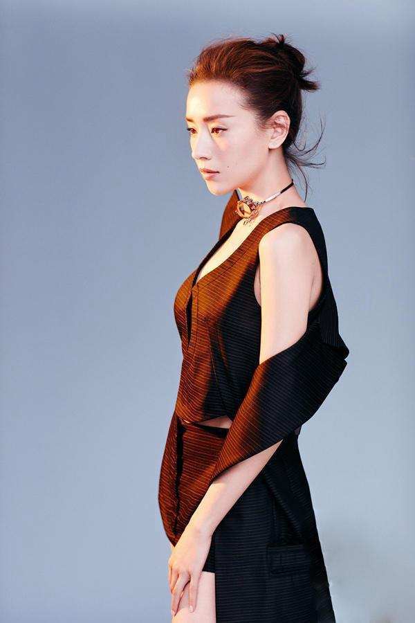 董洁真更狠的! 穿的短裤下面毛茸茸的还很紧身 网友: 离婚后什么