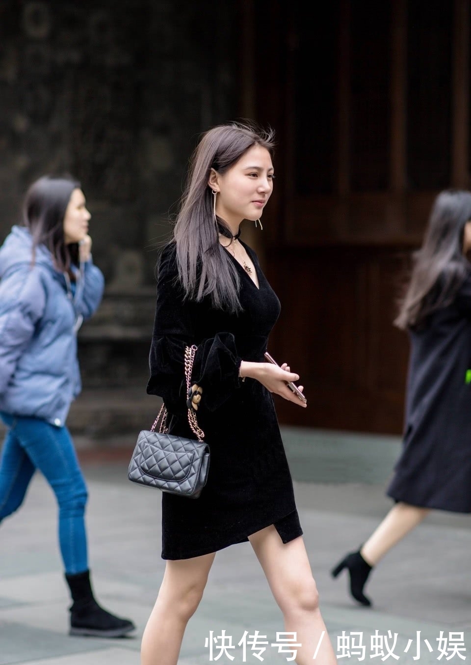  「美女」街拍美女时尚有型的小姐姐，飘逸的连衣裙，彰显女神的气质