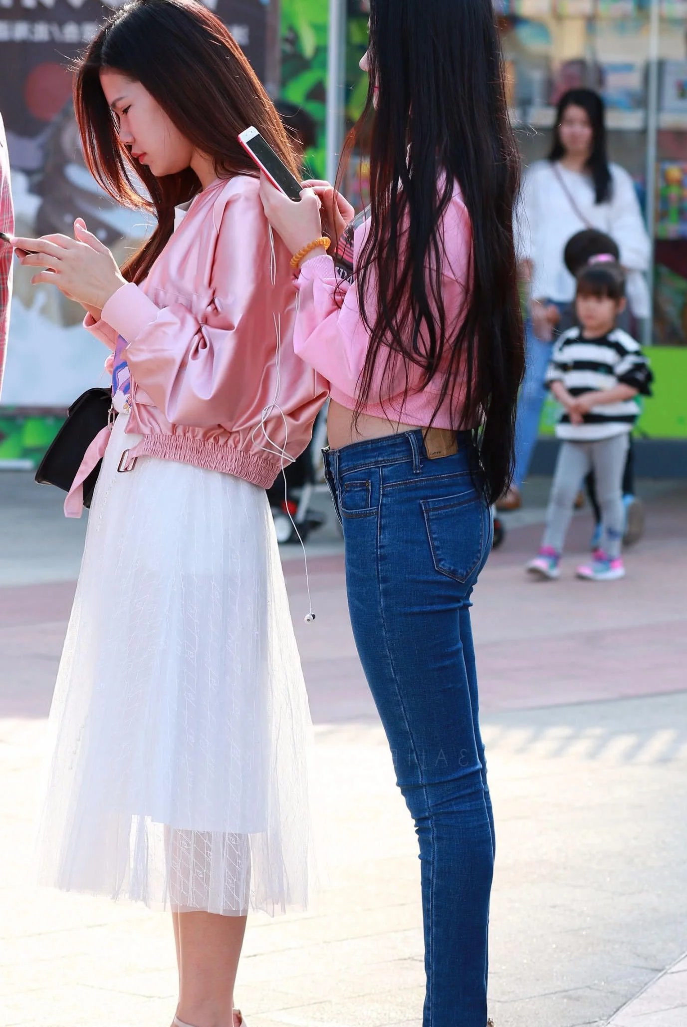 甜美小姐姐露脐装加紧身牛仔裤性感撩人，清纯的长相拥有丰满的身