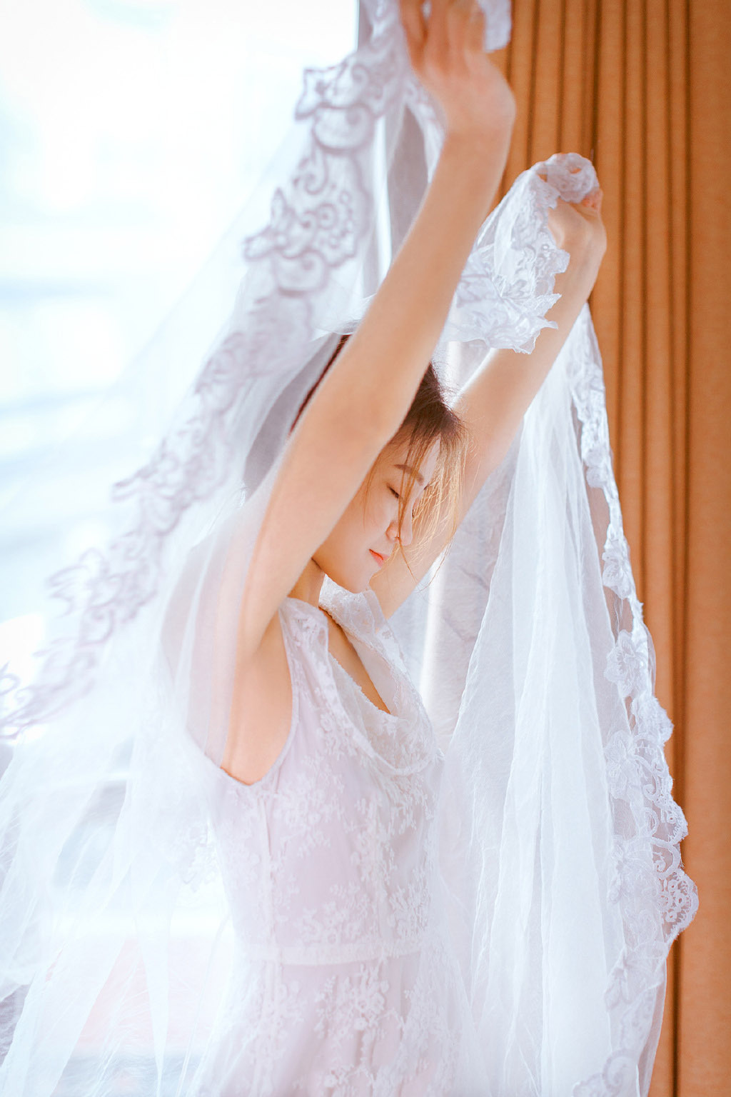 露背吊带装美女性感写真