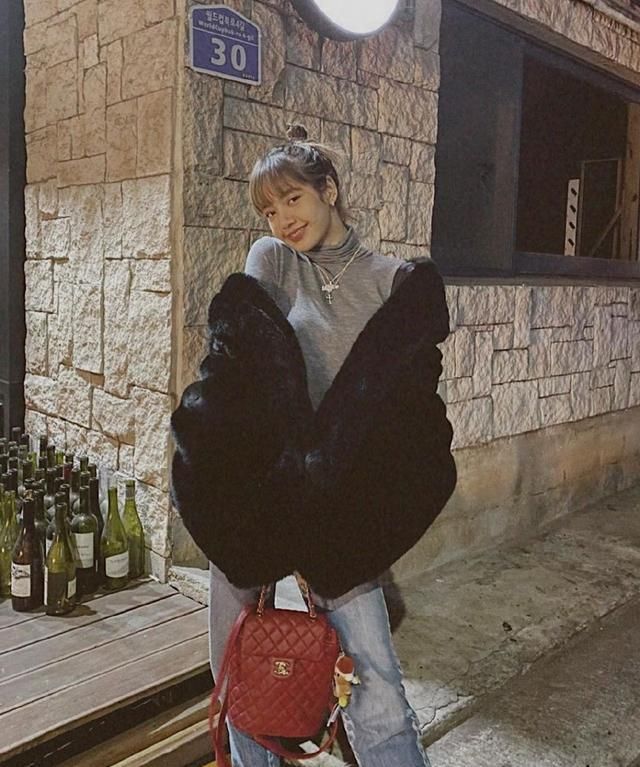  【针织】Lisa撞衫Jennie，同款扎染针织上衣，同队PK到底谁赢了？