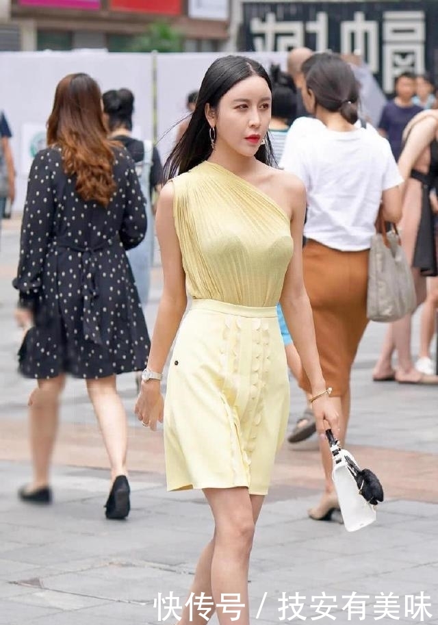  「气质」街拍美女：身材曼妙的小姐姐，搭配吊带连衣裙，性感魅力十足！