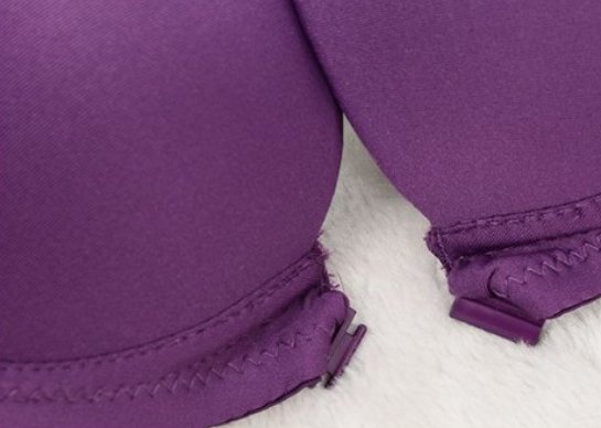 胸小的女人要穿“大爆单手扣”文胸，布料柔软亲肤，神秘感十足